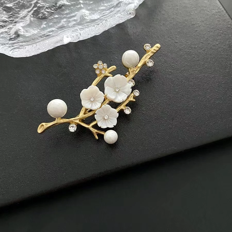 铜合金合成锆石胸针 森系贝壳花枝胸针精致梅花新款女式百搭饰品