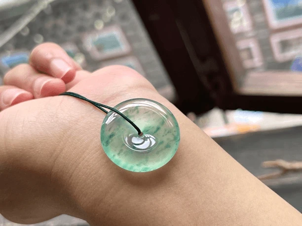 高冰种飘绿花翡翠平安扣吊坠玖樘翡翠,尺寸25.8-5