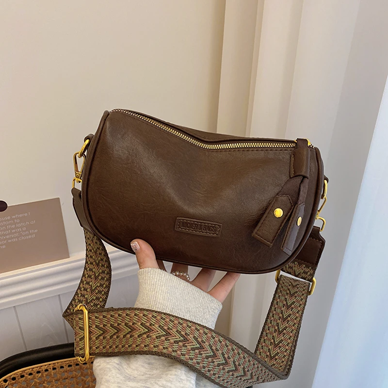 今年流行波士顿包包复古时尚2025新款宽带斜挎包女百搭小包枕头包