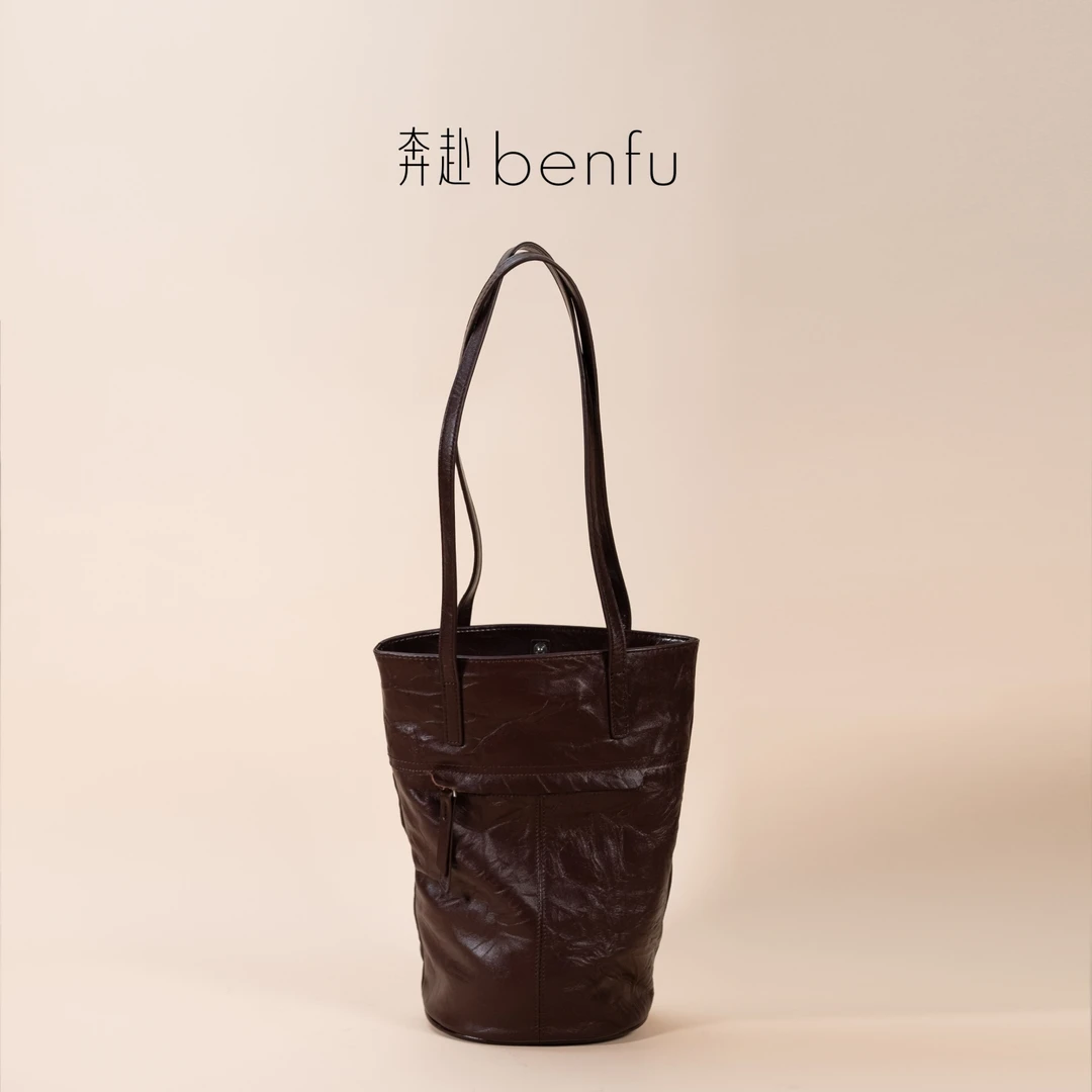 【文艺青年】手抓纹头层牛皮经典小众黑色腋下托特水桶包超轻单肩包