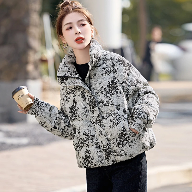 今年流行水墨设计感高级感短款羽绒服女2024年冬季新款白鸭绒外套