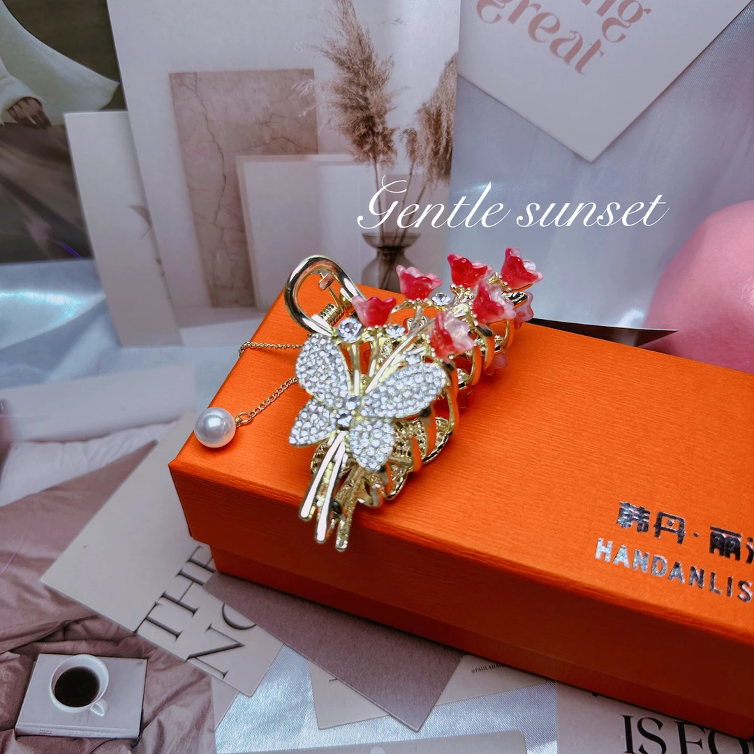 锌合金合成锆石发饰 时尚轻奢优雅粉色铃兰花中号蝴蝶抓夹