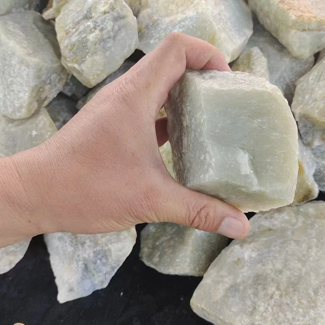 新疆糖料高青白玉质奇石