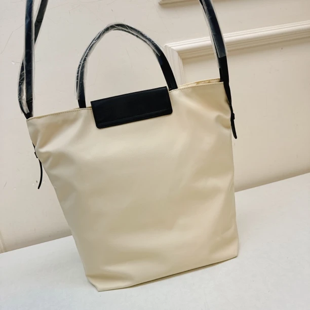 55599 韩单，米色织物+牛皮简约单肩手提包，尺寸：38x34x11cm