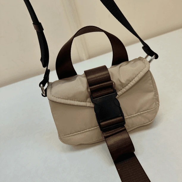 54833 小号卡其色织物斜背包，尺寸：10x18cm