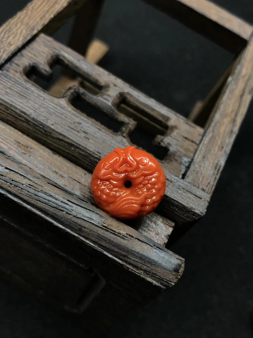【鼎利源】南红精工细雕精美双鱼扣配饰(不含证书)