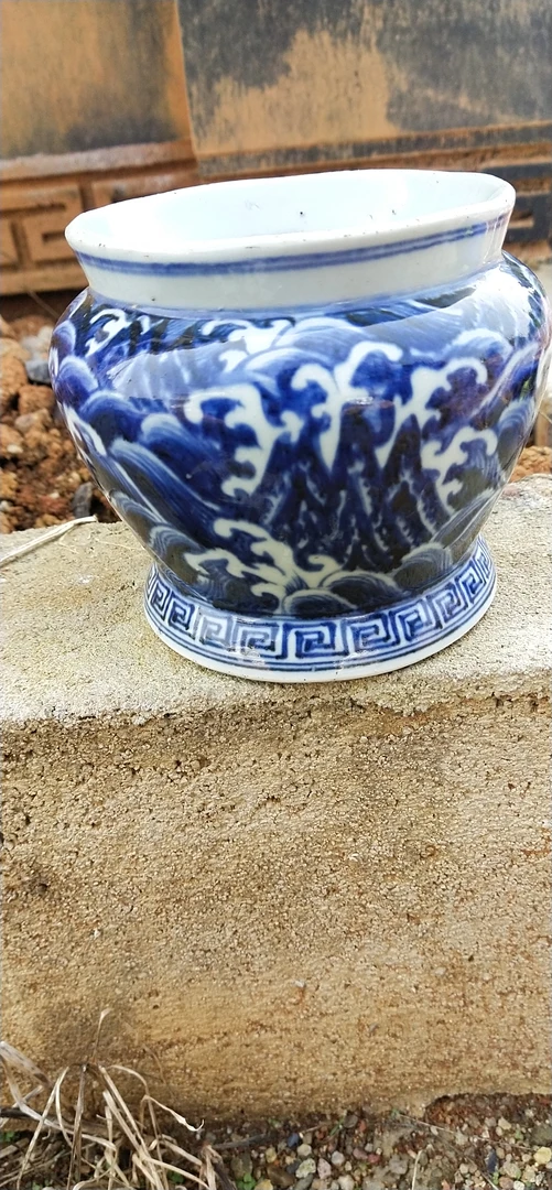 青花海水通透瓶。高11.5公分陶瓷