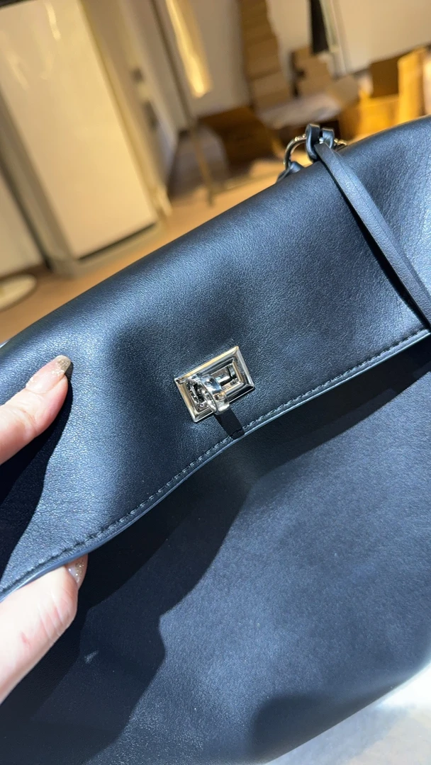 大容量单肩手提斜挎包女士通勤简约时尚百搭凯莉包