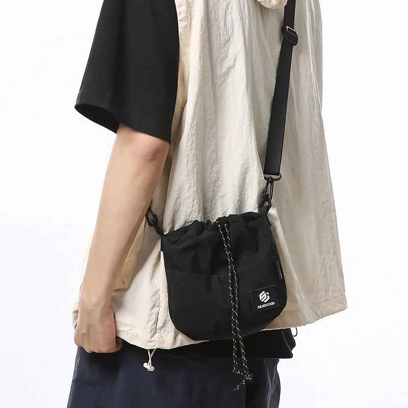 斜挎包男款ins潮小包抽绳小挎包手机包休闲潮流通勤单肩小背包女