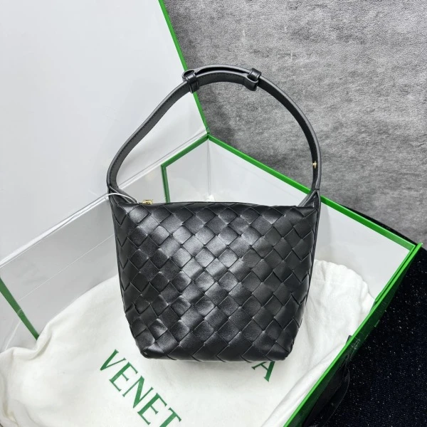妃鱼/葆蝶家/95新/包包/市场价38000/241114XZ0018