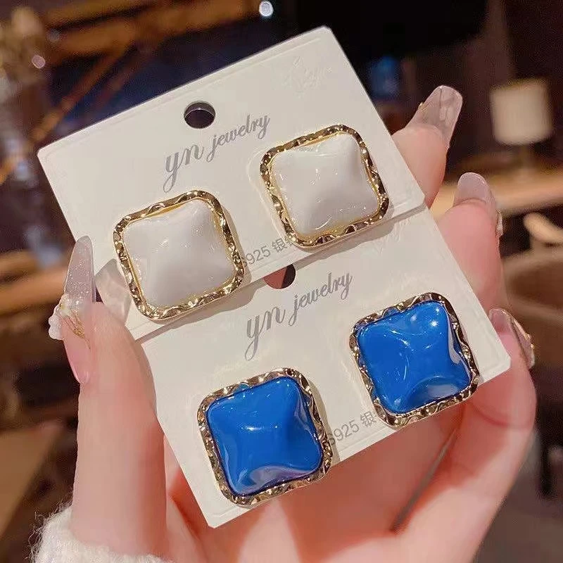 涵宸 铜合金耳饰 新款小香风气质简约复古港风耳钉独特感耳环爆款