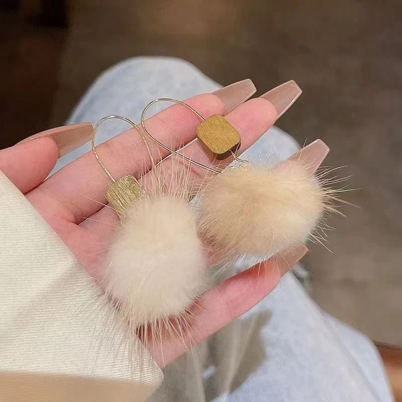 铜合金羽毛耳饰 秋冬可爱毛球耳环女长款网红气质百搭显脸瘦耳坠
