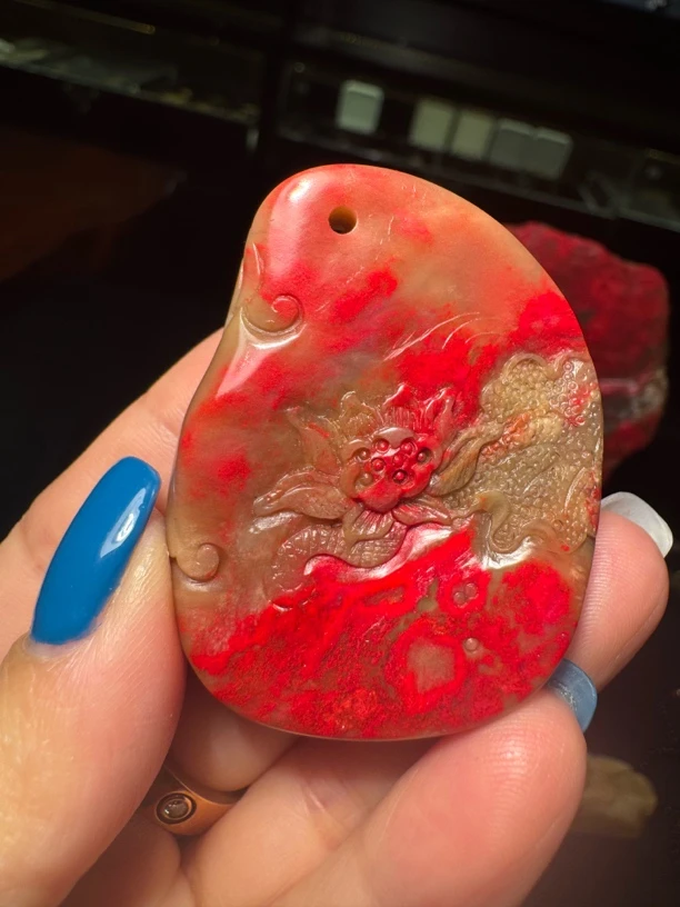 昌化软地鸡血石挂件,花开富贵~