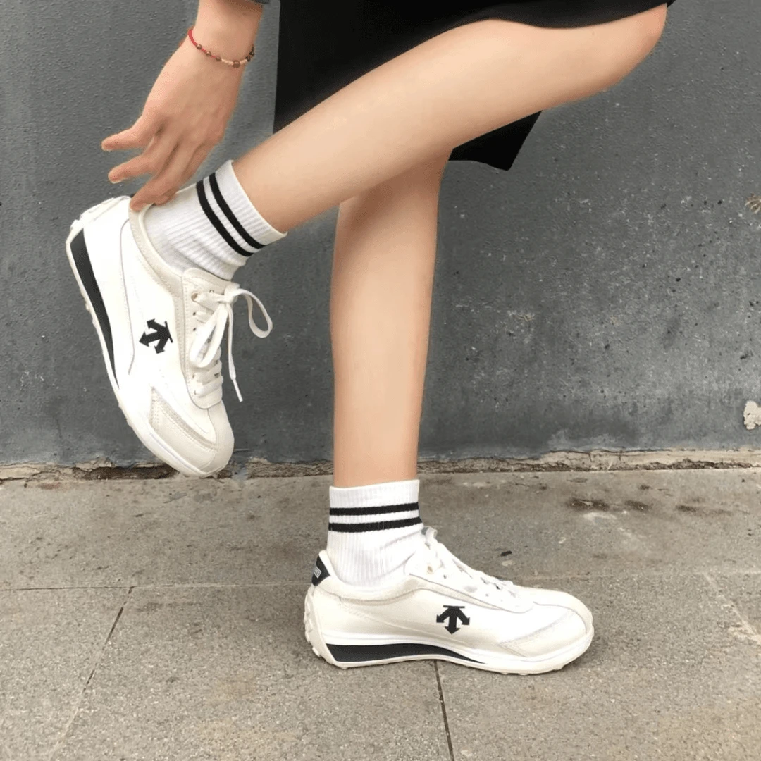 迪桑特DESCENTE 白黑低帮休闲板鞋 男女同款 百搭潮鞋官方正品