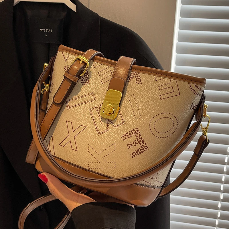 高级感小包包女夏2024新款百搭质感斜挎包女士今年流行手提水桶包