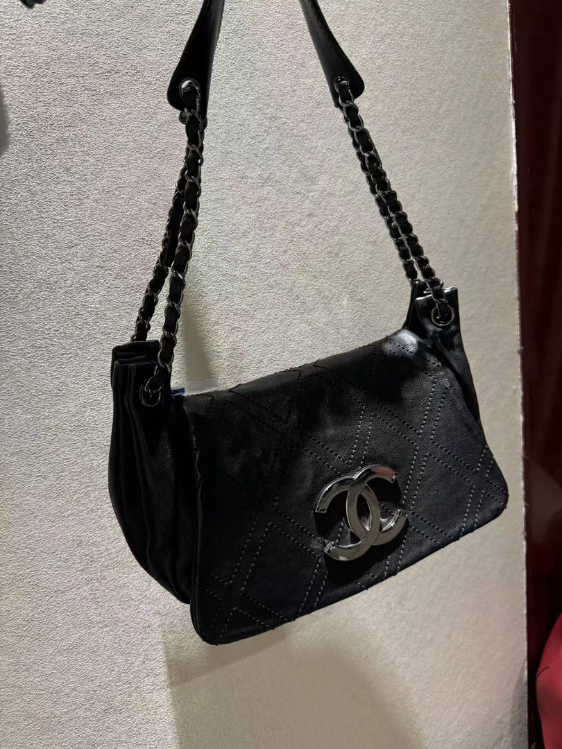 95新 Chanel/香奈儿 展会外场！黑银大扣hobo包