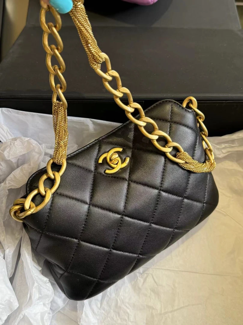 99新 Chanel/香奈儿 展会外场 黑金流苏链条hobo包