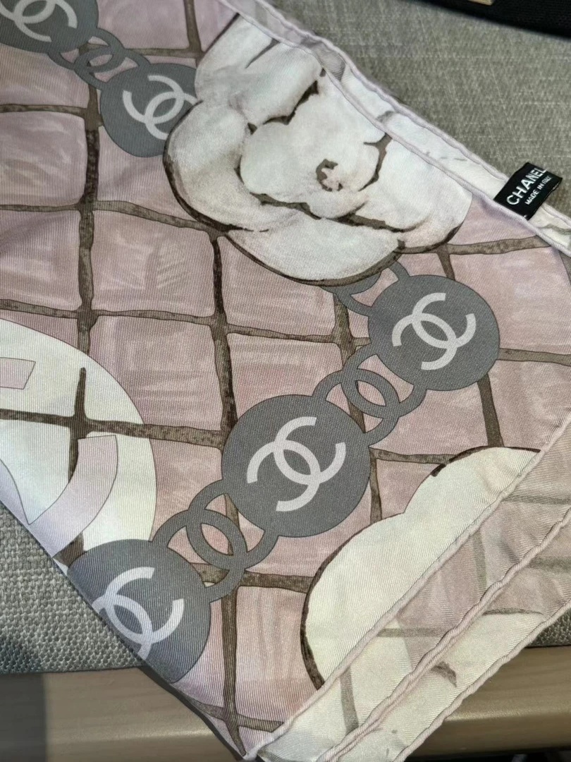 95新 展会外场 CHANEL 丝巾