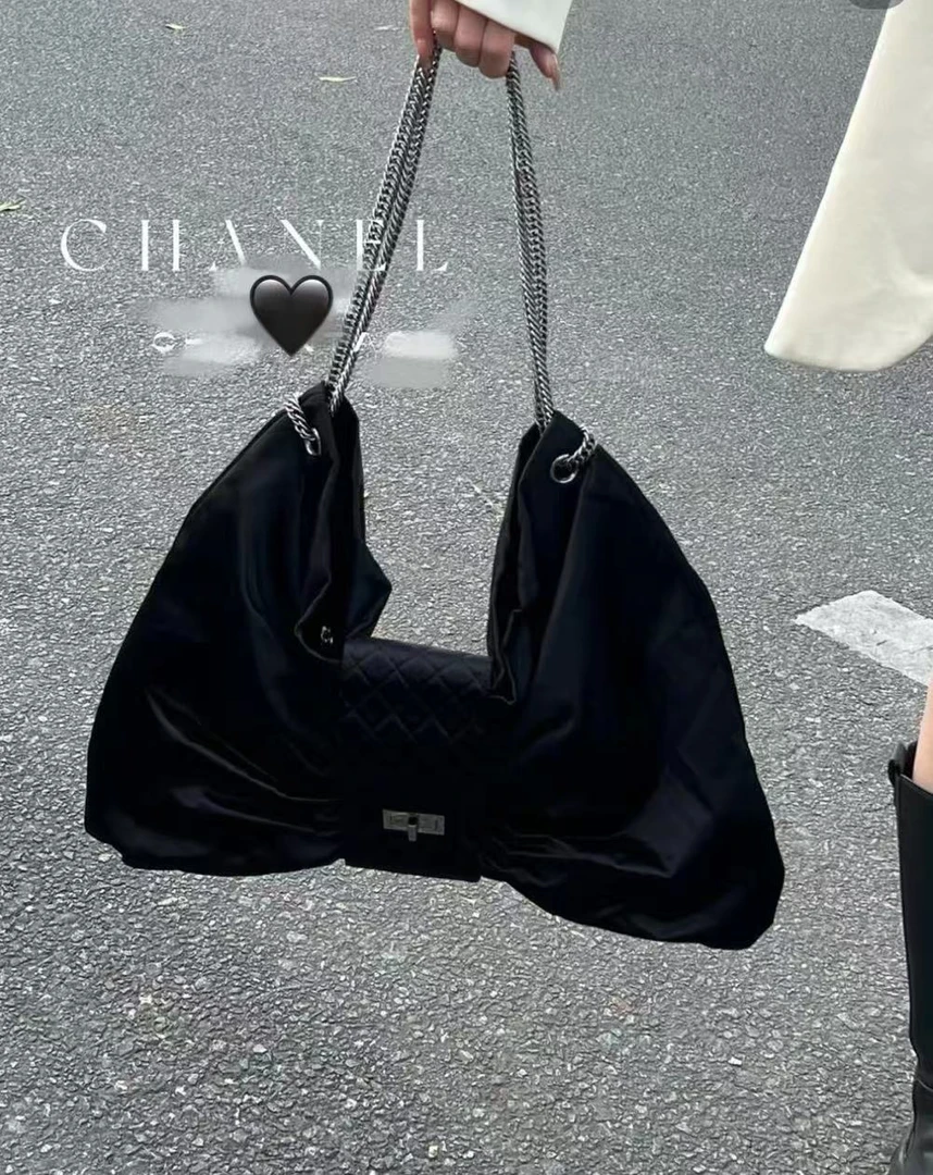 95新 Chanel/香奈儿 黑银蝴蝶结缎面hobo包 20cm 10170489