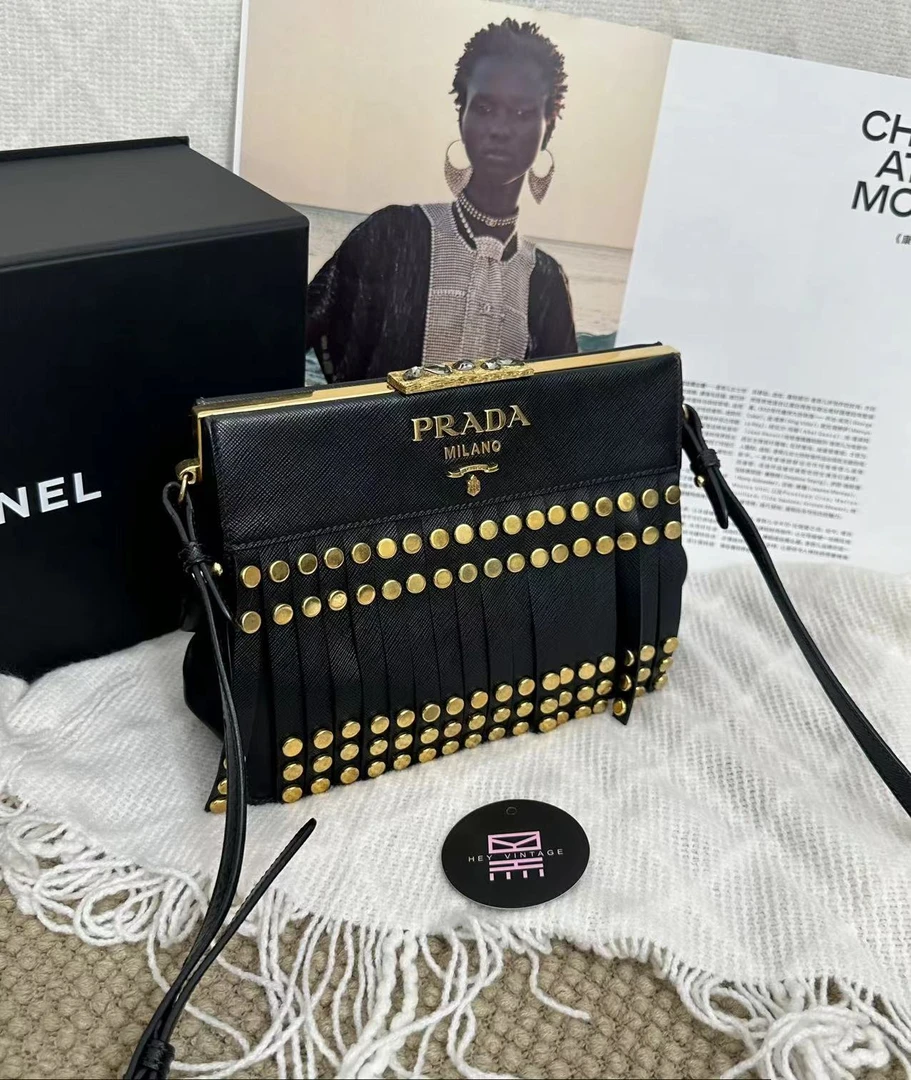 95新 Prada/普拉达 黑金铆钉裙边蛙口包 23cm 9277365