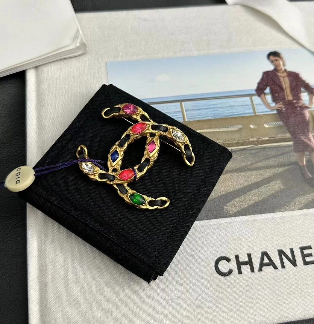 99新  Chanel 皮穿链 拼琉璃感 胸针  6084724