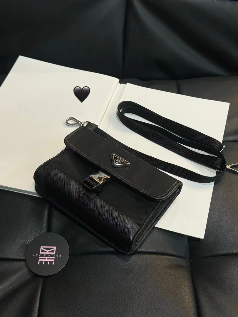 95新 Prada/普拉达 黑银横版尼龙手机包 18cm 10428618