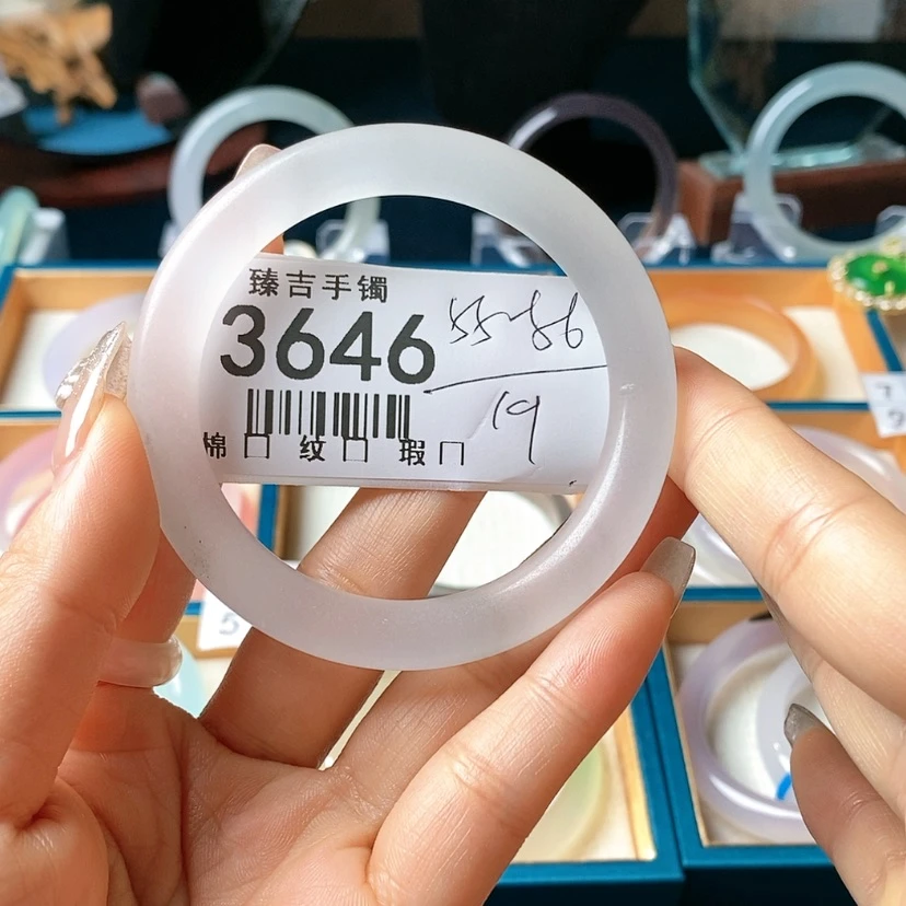 【闪购商品】石英质玉手镯足铂镶嵌3646