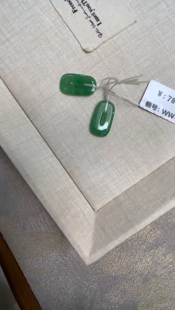 【闪购商品】翡翠颈饰未镶嵌方扣一对