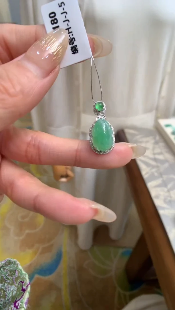 【闪购商品】翡翠颈饰18K金镶嵌福瓜