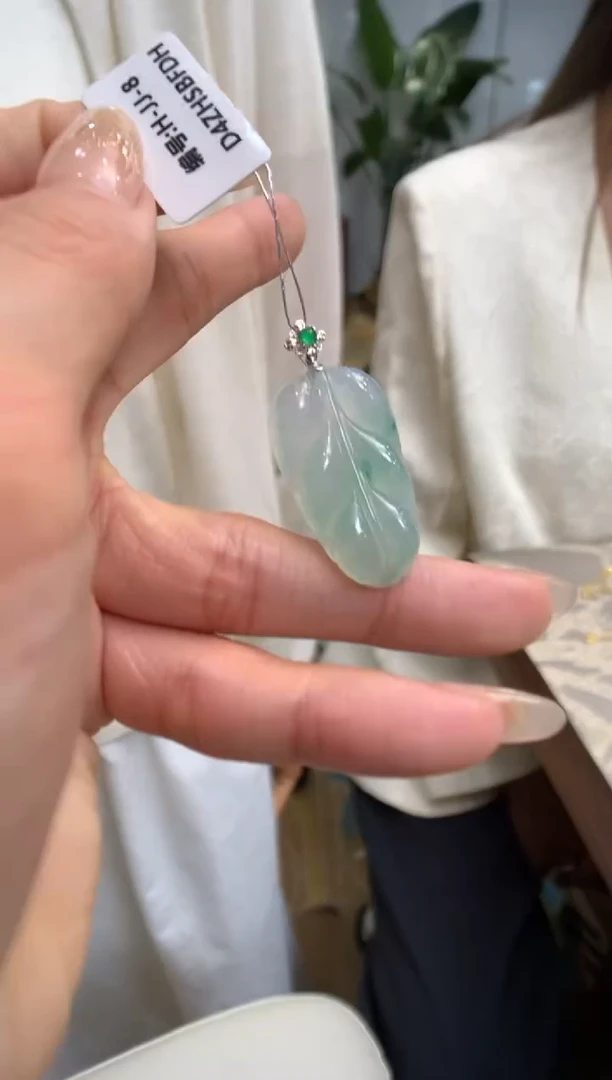 【闪购商品】翡翠颈饰18K金镶嵌叶子
