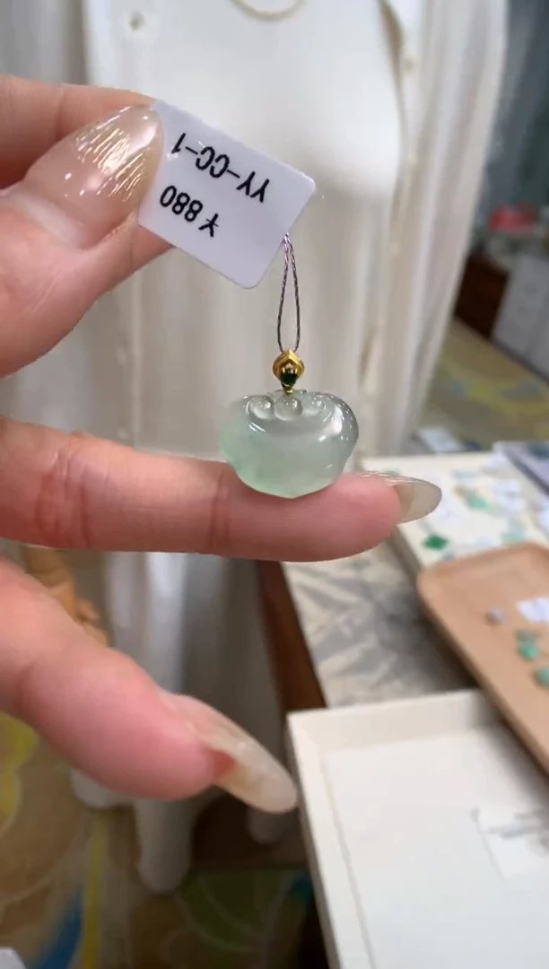 【闪购商品】翡翠颈饰18K金镶嵌如意锁