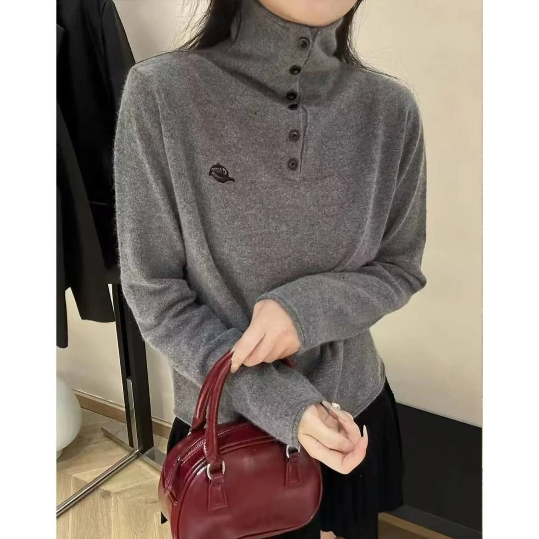 【高领纽扣打底衫】帽子刺绣提花秋冬单排扣卷边高领针织打底衫9057