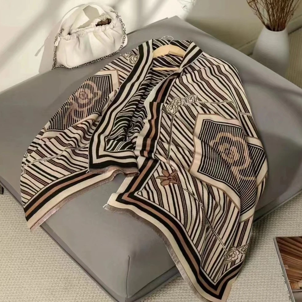 秋冬高级轻奢风披肩外搭围巾山茶花