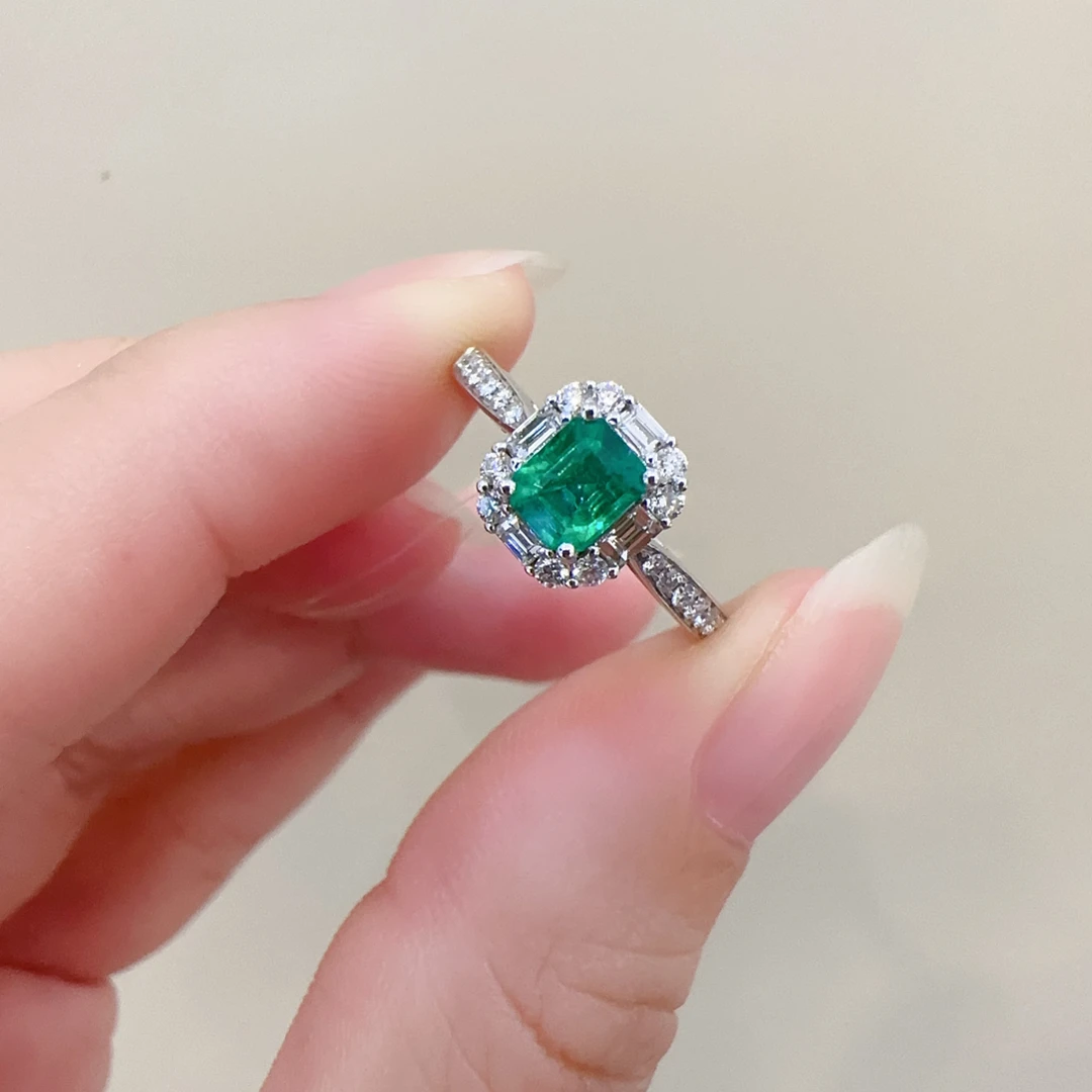 18k金钻石镶嵌祖母绿戒指 主石0.50克拉 钻石0.393克拉