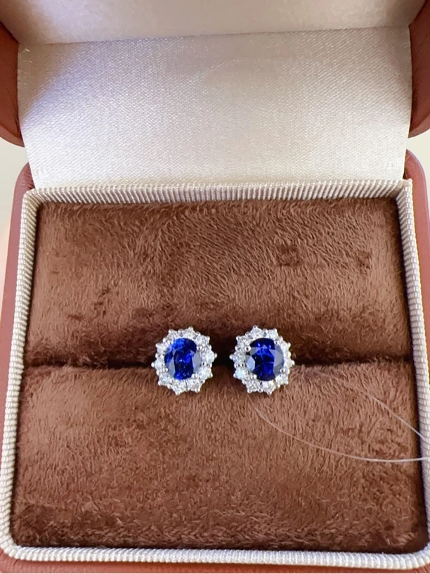 18k金镶嵌皇家蓝蓝宝石耳钉 主石共1.5克拉 钻石60分