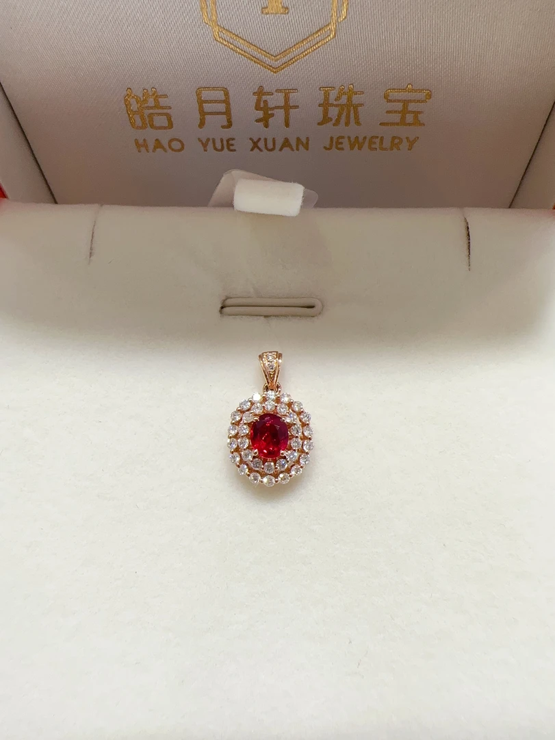 18k金镶嵌鸽血红红宝石吊坠 主石68分 钻石33分
