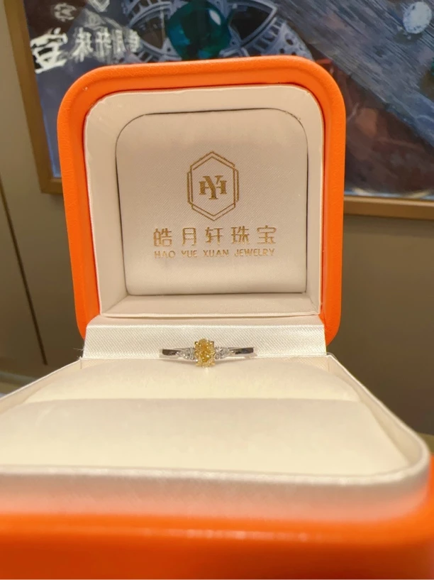 18k金镶嵌黄钻戒指 三石款