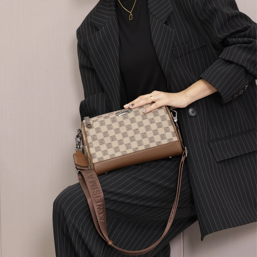 新款轻奢时尚斜挎包简约休闲风百搭肩包潮流经典印花格子女包气质