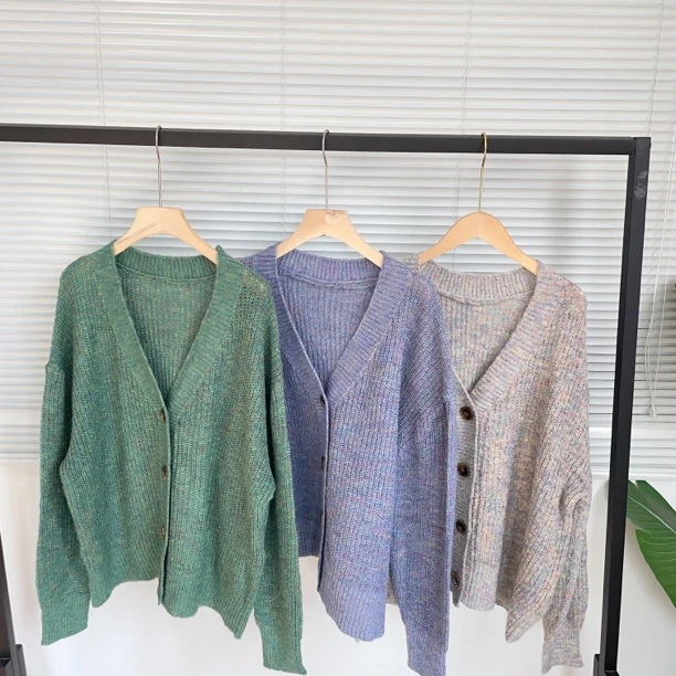 H114 混彩色四个扣子宽松休闲针织衫