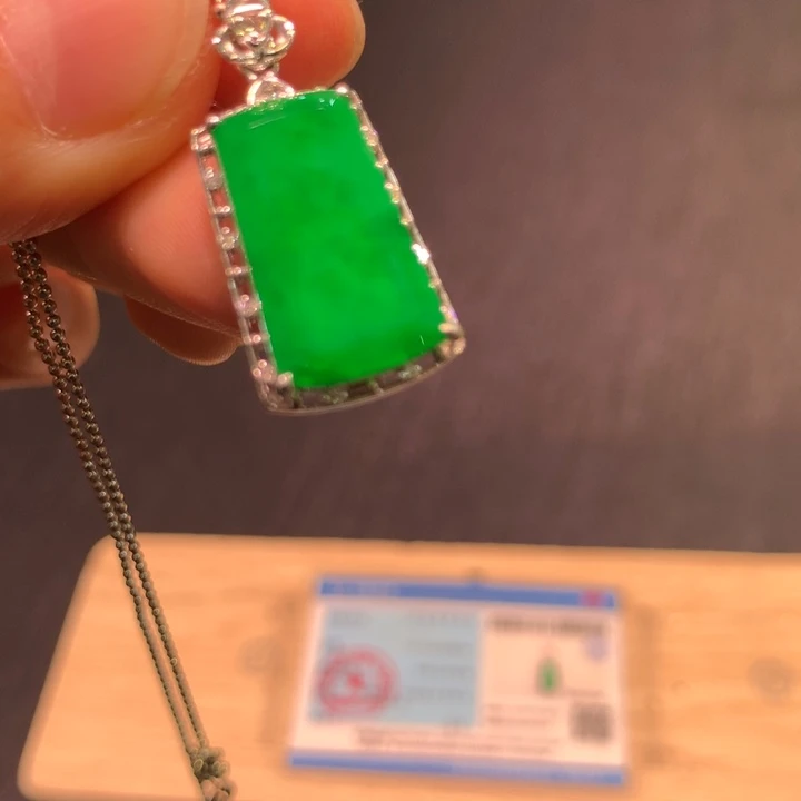 翡翠吊坠(不含链)18K金镶嵌光泽