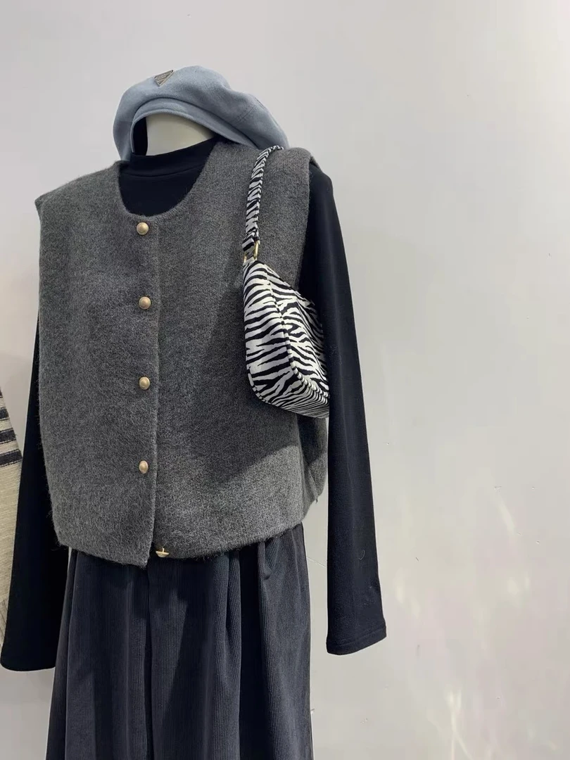 2024年春季新款外搭温柔系马甲圆领单排扣马夹外套显瘦坎肩开衫女