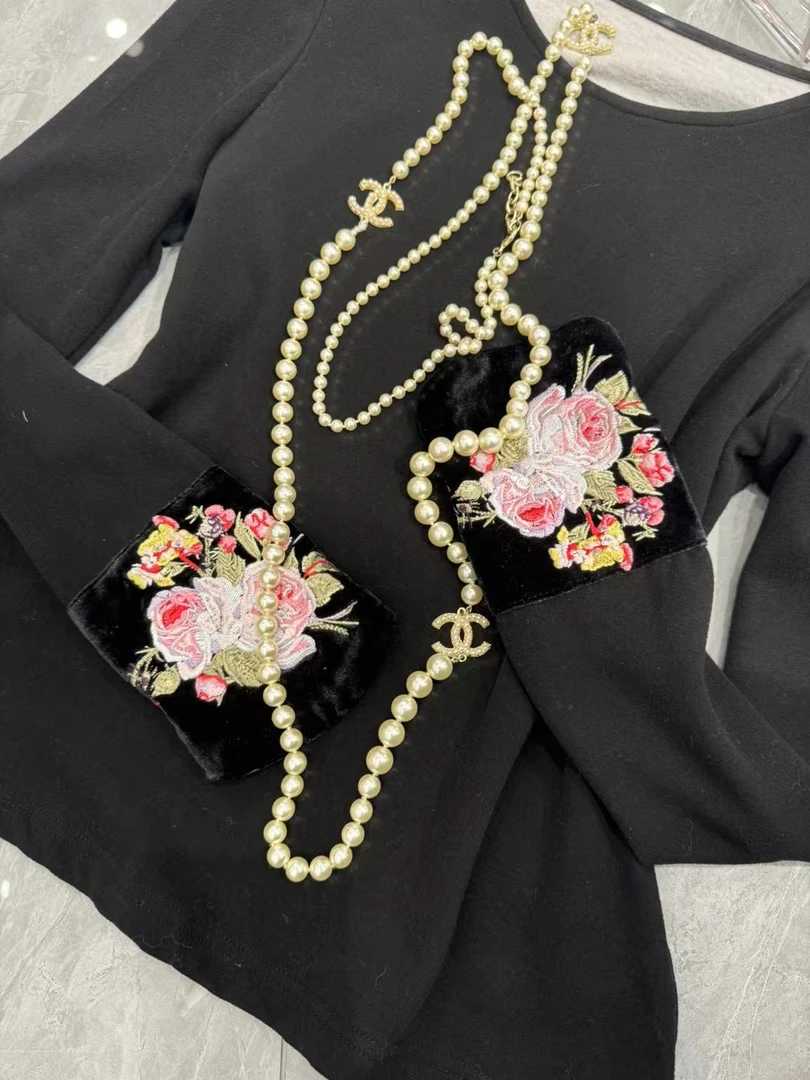 23080袖口刺绣打底衫