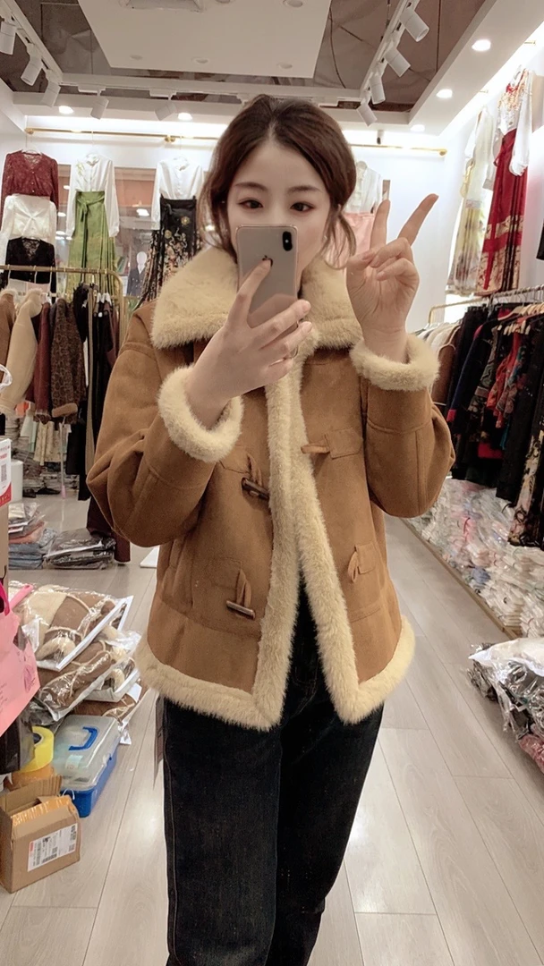 翻领牛角扣小香风外套女冬季加厚上衣气质时尚百搭皮毛一体女外套