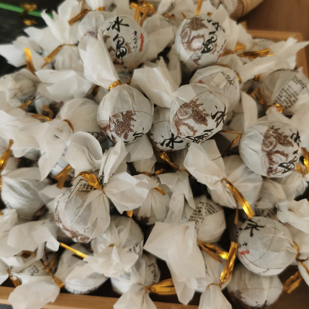 冰岛古树黄金叶及少数黑条龙珠 生茶（春）8g/颗