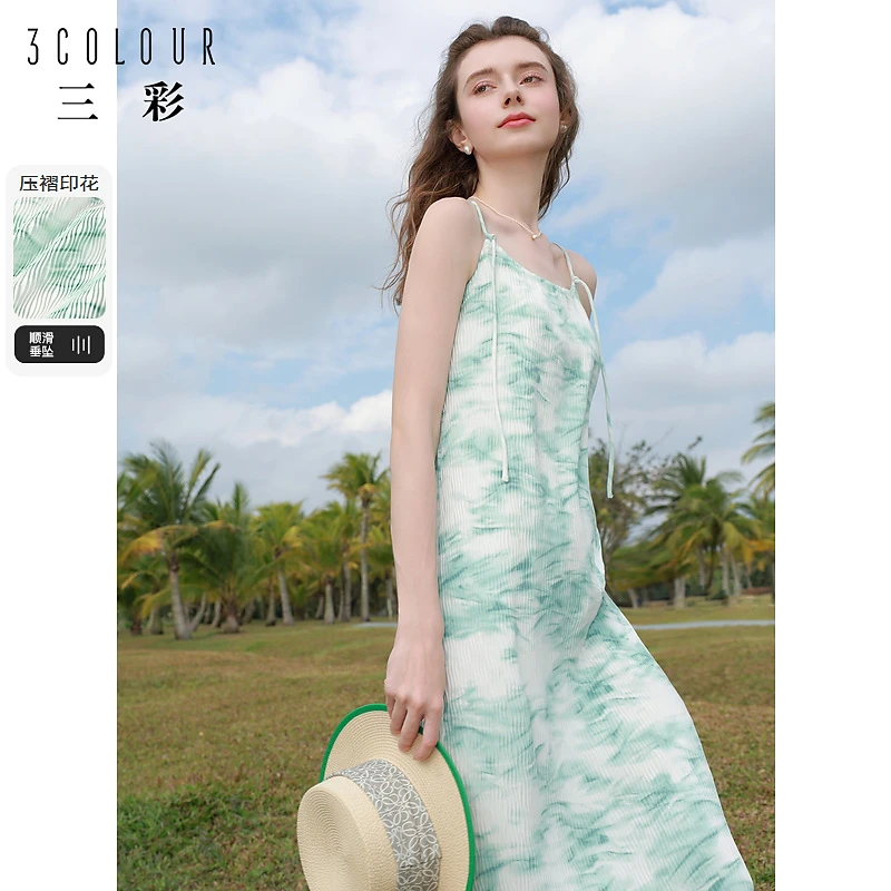 三彩独醒2024夏季新款压褶印花吊带裙宽松木耳边长裙清新度假女