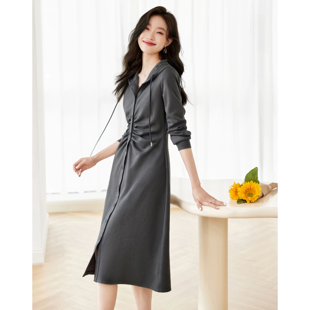 沫晗依美2025秋款空气层收腰显瘦连帽连衣裙褶皱收腰连衣裙女A016