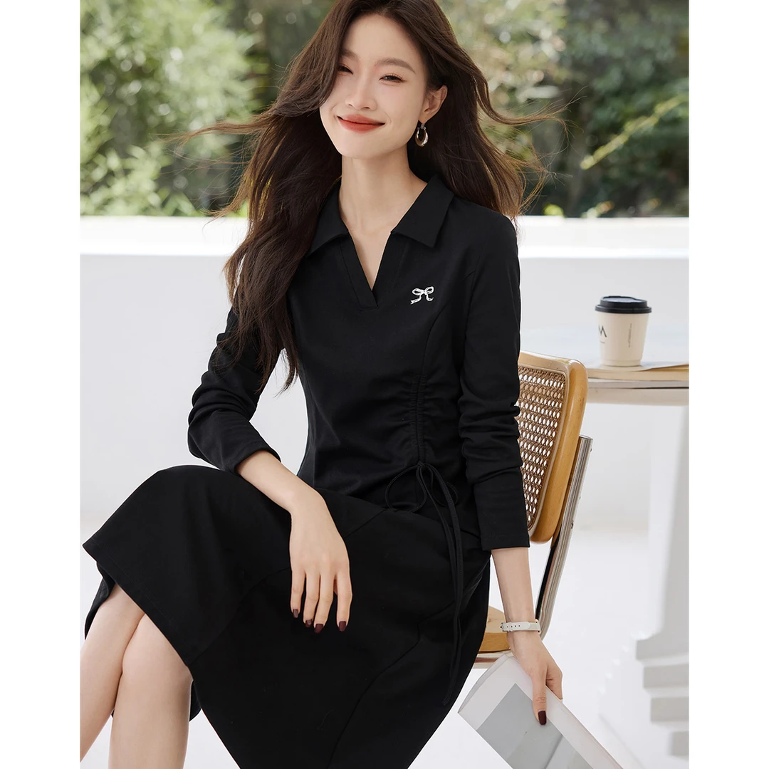 沫晗依美【直播】2025秋季POLO腰部抽绳显瘦蝴蝶结刺绣连衣裙