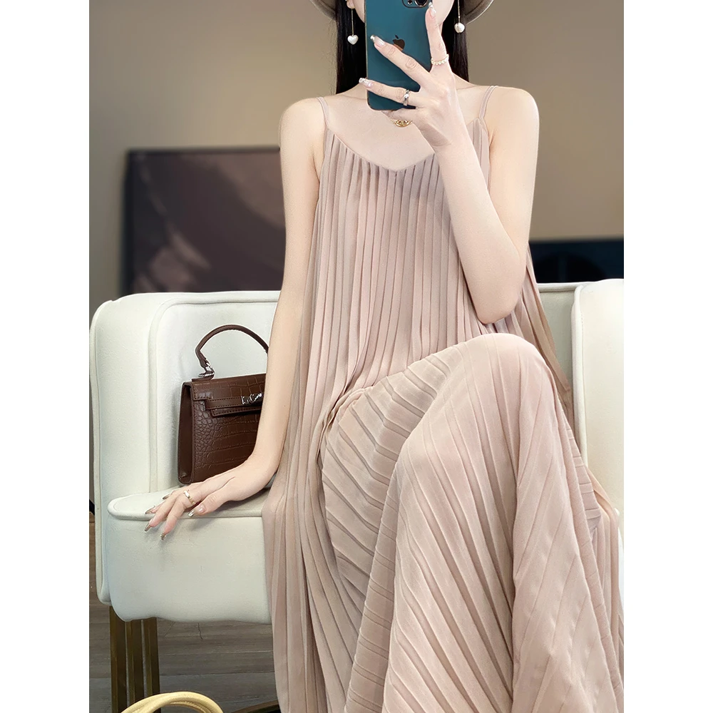 醋酸竖纹压褶吊带连衣裙女宽松轻熟高级法式垂感百褶度假长裙