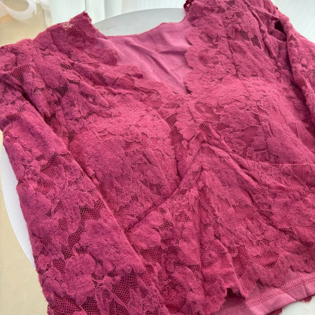 蕾丝加绒打底小衫秋冬季女装新款时尚洋气v领网纱长袖泡泡袖上衣