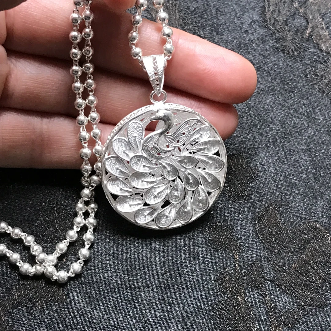 足银银制品 气质高雅百搭毛衣链，链长约71厘米左右，坠直径3.2厘米